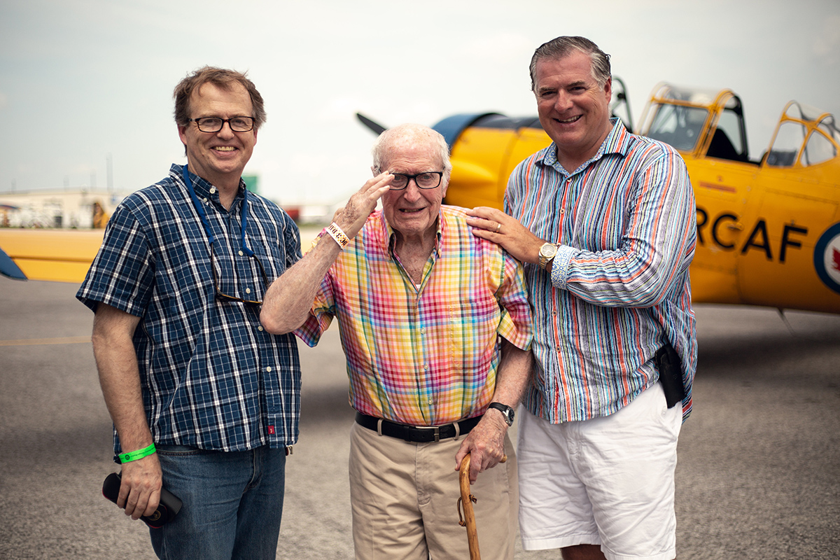 Trois hommes avec un avion jaune